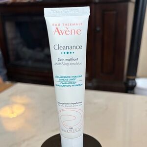 Avène Cleanance Mattifying Emulsion - White